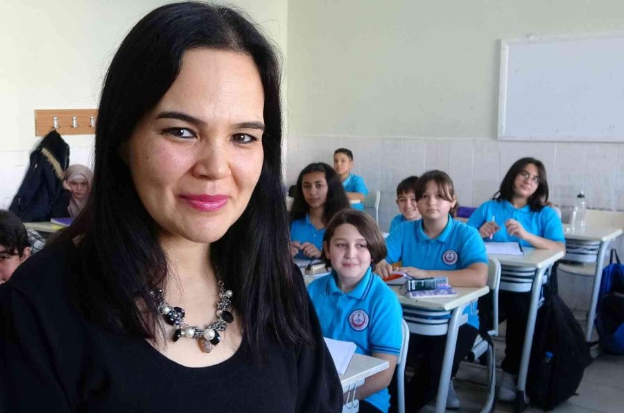 Öğretmenlikte 33’üncü Yılına Girdi, Şimdi Öğrencileriyle Görev Yapıyor