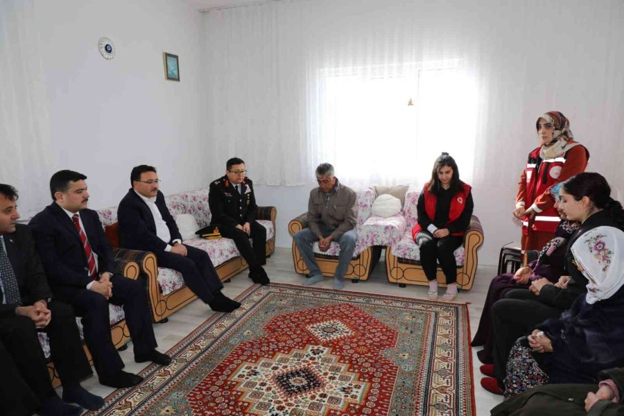 Vali Çiçek Şehit Ailesine ’şehadet Beratını’ Takdim Etti