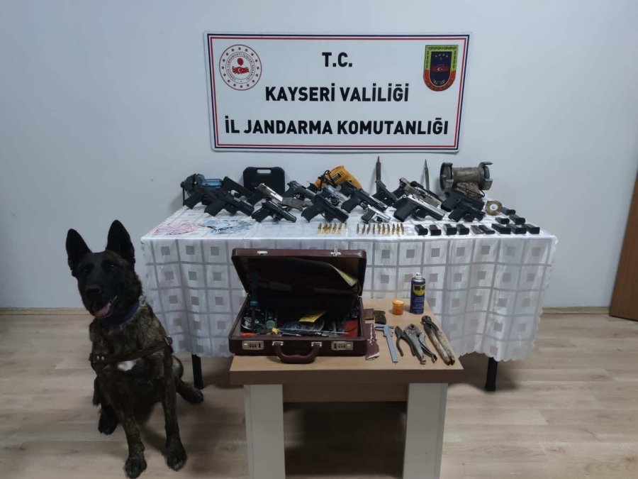 Evini Silah İmalathanesine Çevirdi