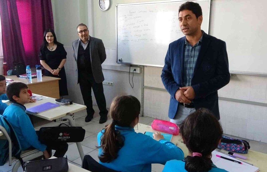 Öğretmenlikte 33’üncü Yılına Girdi, Şimdi Öğrencileriyle Görev Yapıyor