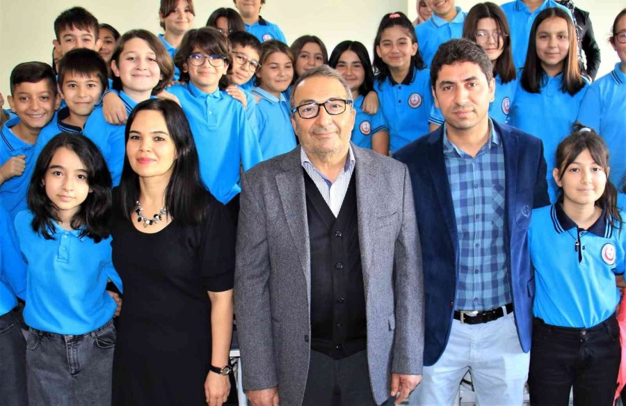 Öğretmenlikte 33’üncü Yılına Girdi, Şimdi Öğrencileriyle Görev Yapıyor