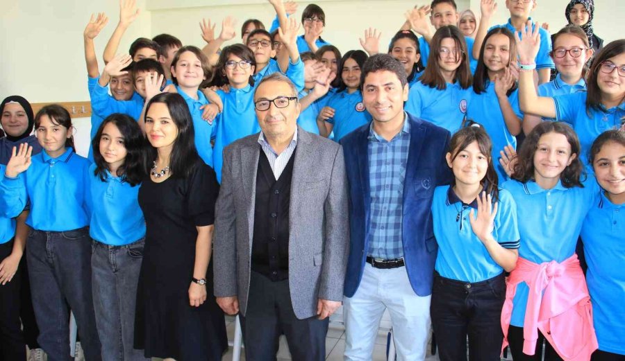 Öğretmenlikte 33’üncü Yılına Girdi, Şimdi Öğrencileriyle Görev Yapıyor