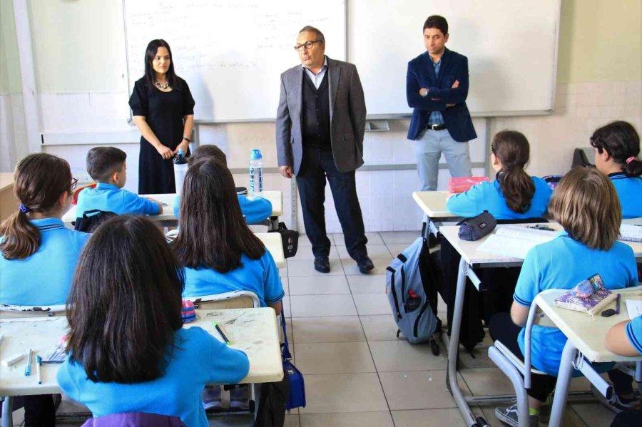 Öğretmenlikte 33’üncü Yılına Girdi, Şimdi Öğrencileriyle Görev Yapıyor