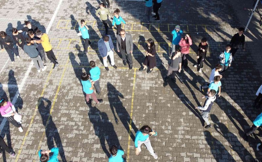 Öğretmenlikte 33’üncü Yılına Girdi, Şimdi Öğrencileriyle Görev Yapıyor
