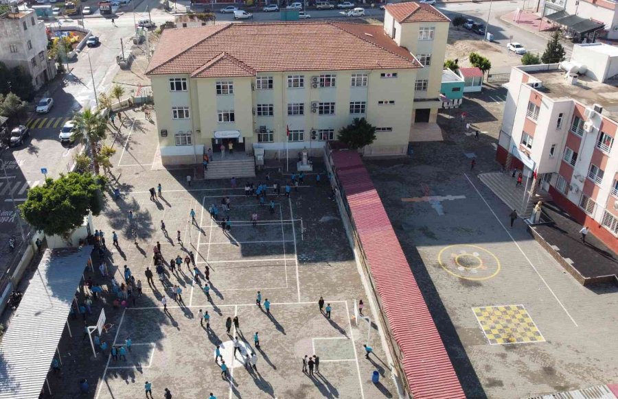 Öğretmenlikte 33’üncü Yılına Girdi, Şimdi Öğrencileriyle Görev Yapıyor