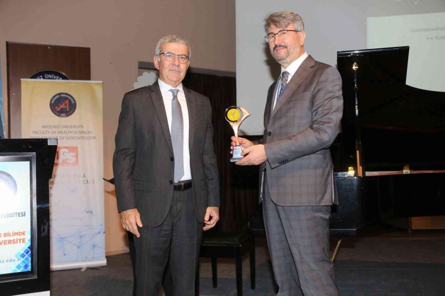 Uluslararası Sosyal Ve Uygulamalı Gerontoloji Sempozyumu Düzenlendi