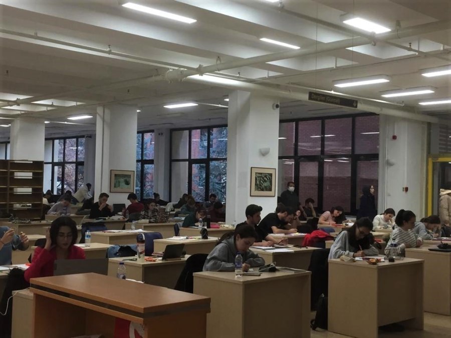 Vize Haftasının Son Günlerine Rağmen Kütüphanedeki Kalabalık Azalmadı