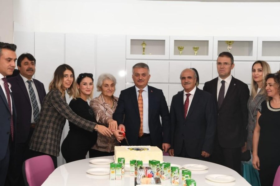 Antalya’da Öğretmenler Günü Coşkuyla Kutlandı