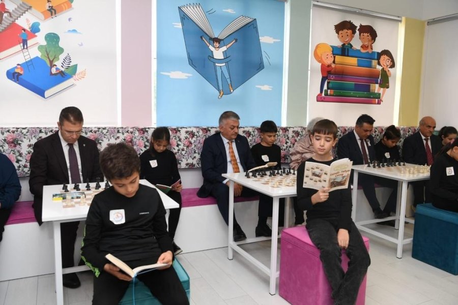 Antalya’da Öğretmenler Günü Coşkuyla Kutlandı