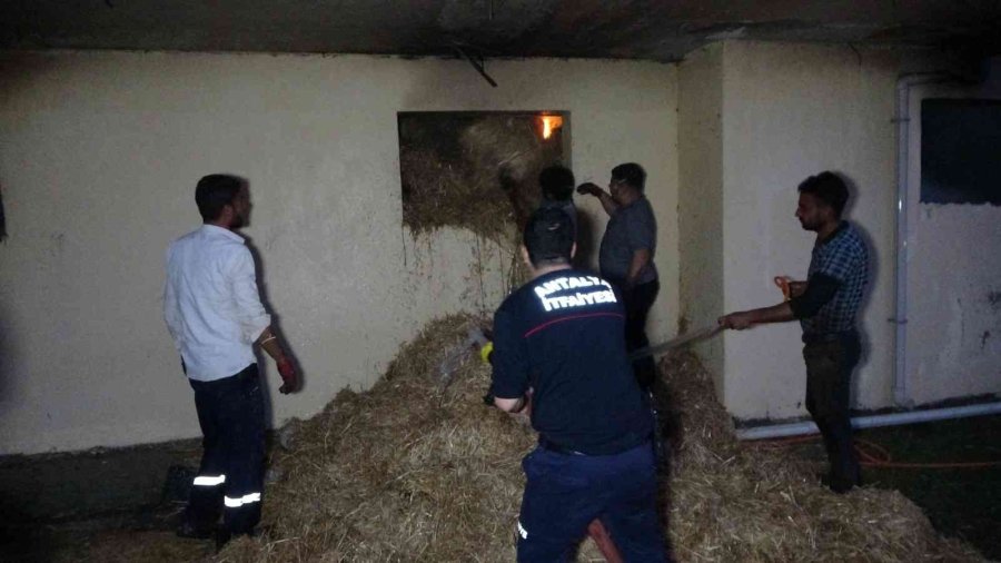 İtfaiye Ekipleri Samanlıktaki Yangını Binanın Duvarını Yıkarak Söndürebildi