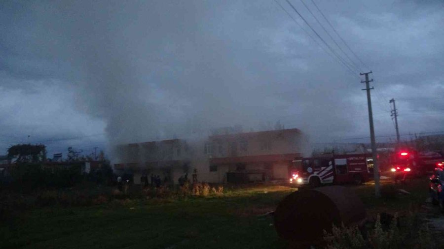 İtfaiye Ekipleri Samanlıktaki Yangını Binanın Duvarını Yıkarak Söndürebildi