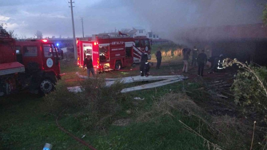 İtfaiye Ekipleri Samanlıktaki Yangını Binanın Duvarını Yıkarak Söndürebildi