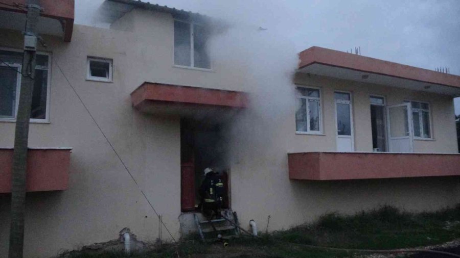 İtfaiye Ekipleri Samanlıktaki Yangını Binanın Duvarını Yıkarak Söndürebildi