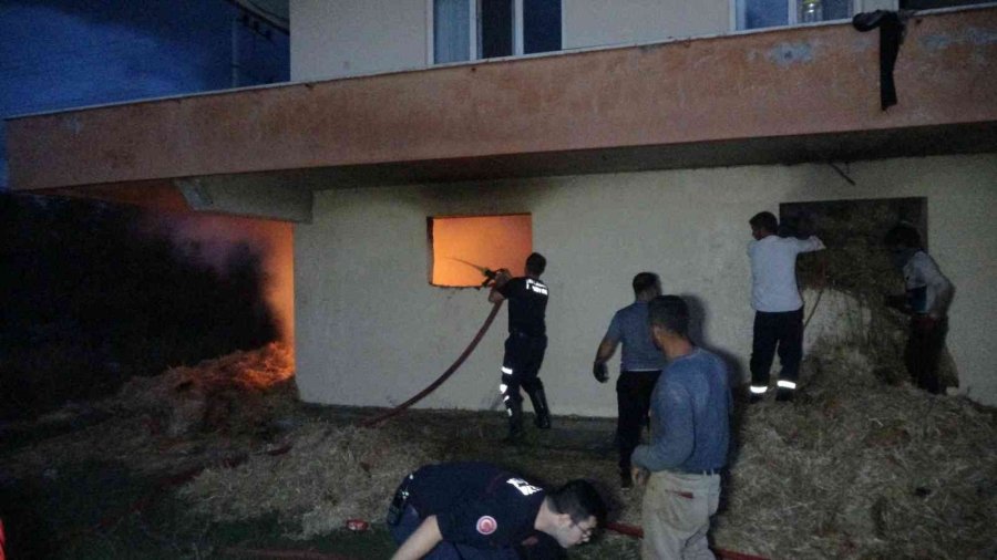 İtfaiye Ekipleri Samanlıktaki Yangını Binanın Duvarını Yıkarak Söndürebildi