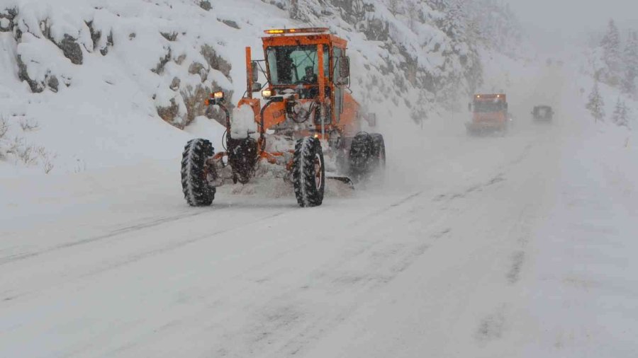 1825 Metre Rakımlı Alacabel’e Mevsimin İlk Karı Yağdı