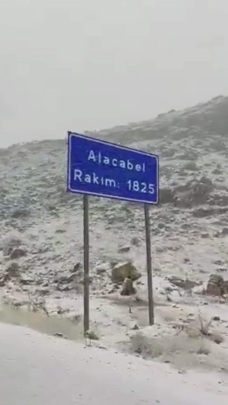 1825 Metre Rakımlı Alacabel’e Mevsimin İlk Karı Yağdı