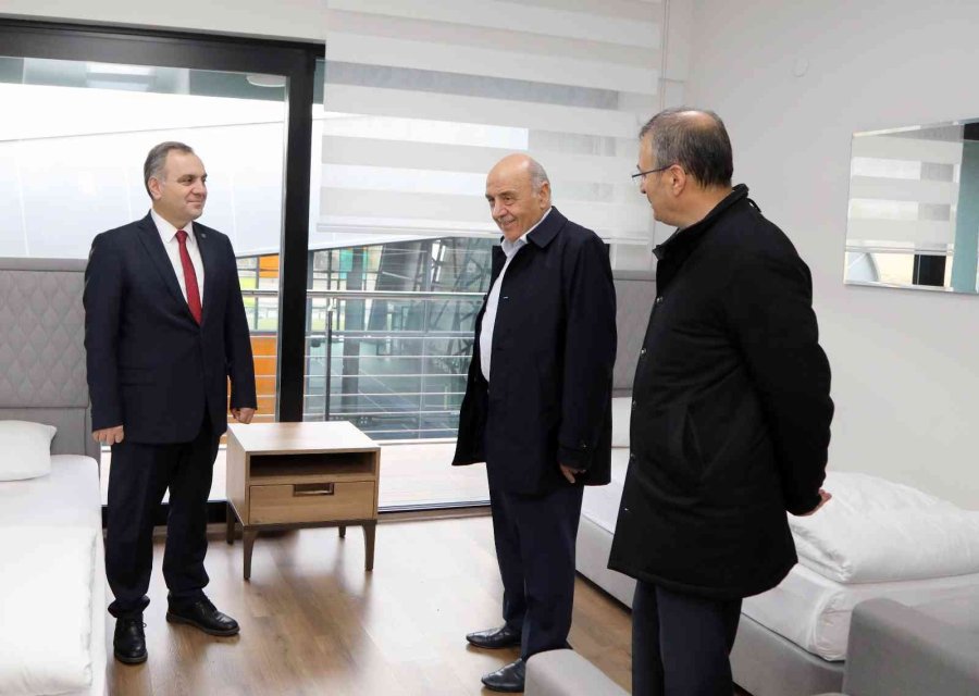 Erü Rektörü Altun, Hasta Yakınları Misafirhanelerini Ziyaret Etti