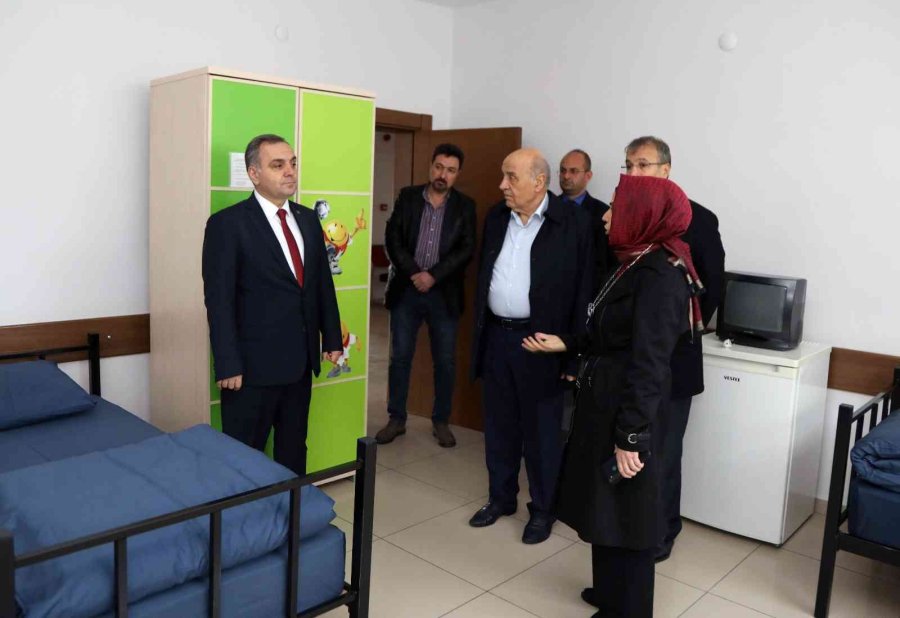 Erü Rektörü Altun, Hasta Yakınları Misafirhanelerini Ziyaret Etti