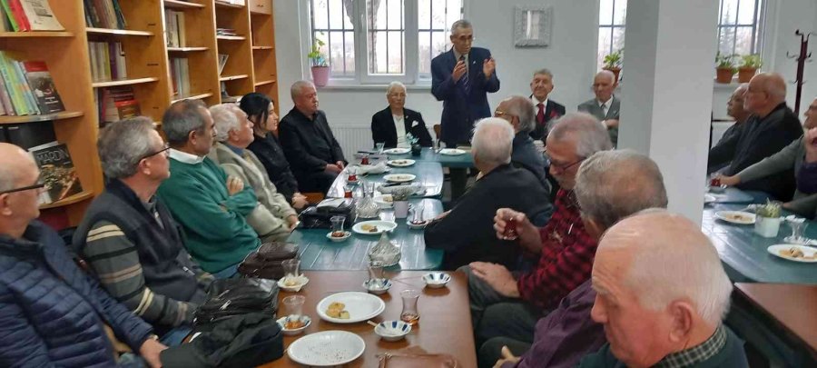 Eskişehir’de Emekli Öğretmenler 48 Yıl Sonra Buluştu