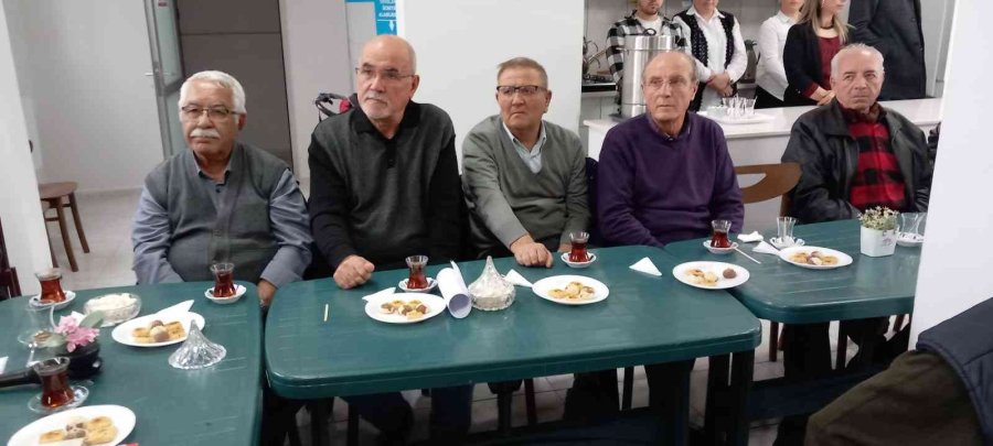 Eskişehir’de Emekli Öğretmenler 48 Yıl Sonra Buluştu