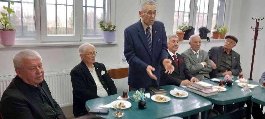 Eskişehir’de Emekli Öğretmenler 48 Yıl Sonra Buluştu