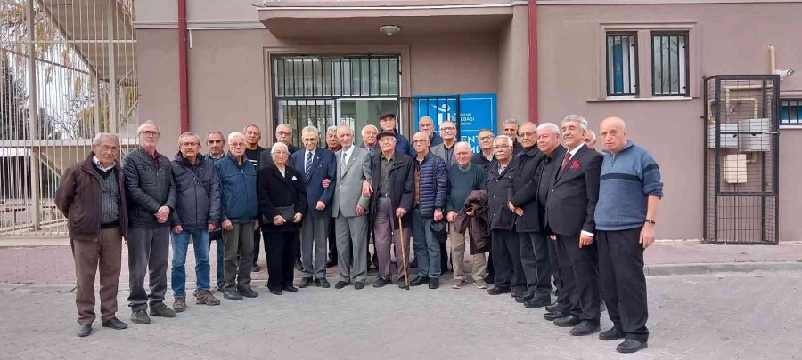 Eskişehir’de Emekli Öğretmenler 48 Yıl Sonra Buluştu
