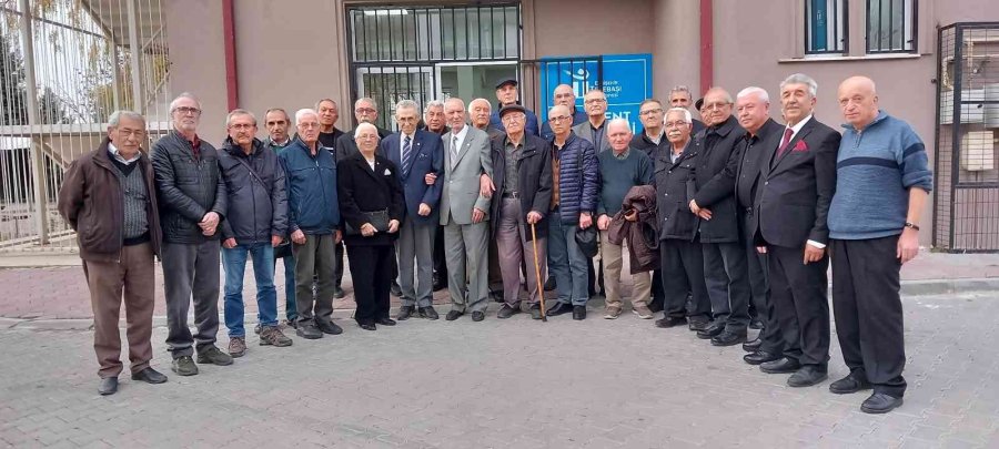Eskişehir’de Emekli Öğretmenler 48 Yıl Sonra Buluştu