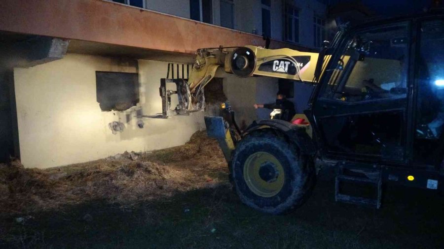 İtfaiye Ekipleri Samanlıktaki Yangını Binanın Duvarını Yıkarak Söndürebildi