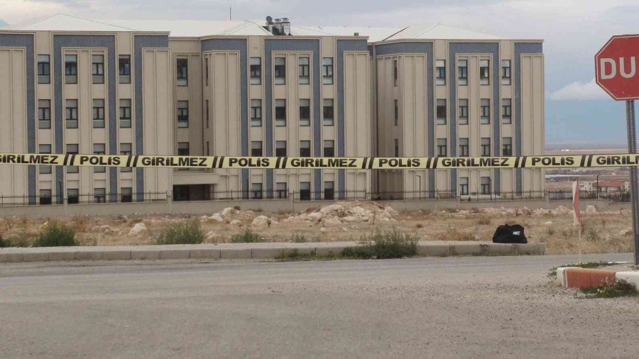 Kaldırım Üzerindeki Şüpheli Çanta Polisi Alarma Geçirdi