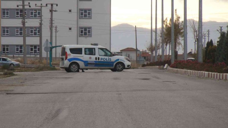 Kaldırım Üzerindeki Şüpheli Çanta Polisi Alarma Geçirdi