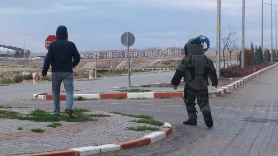 Kaldırım Üzerindeki Şüpheli Çanta Polisi Alarma Geçirdi