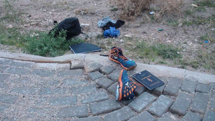 Kaldırım Üzerindeki Şüpheli Çanta Polisi Alarma Geçirdi