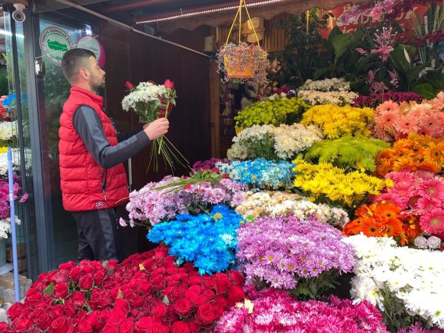 Çiçekçilerde Öğretmenler Günü Mesaisi Yoğun Geçiyor