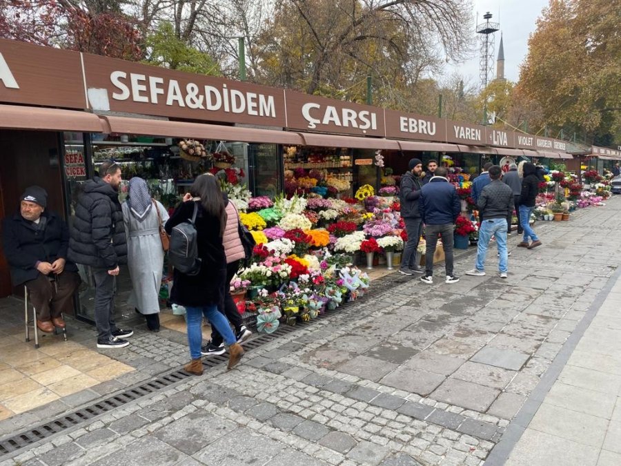 Çiçekçilerde Öğretmenler Günü Mesaisi Yoğun Geçiyor