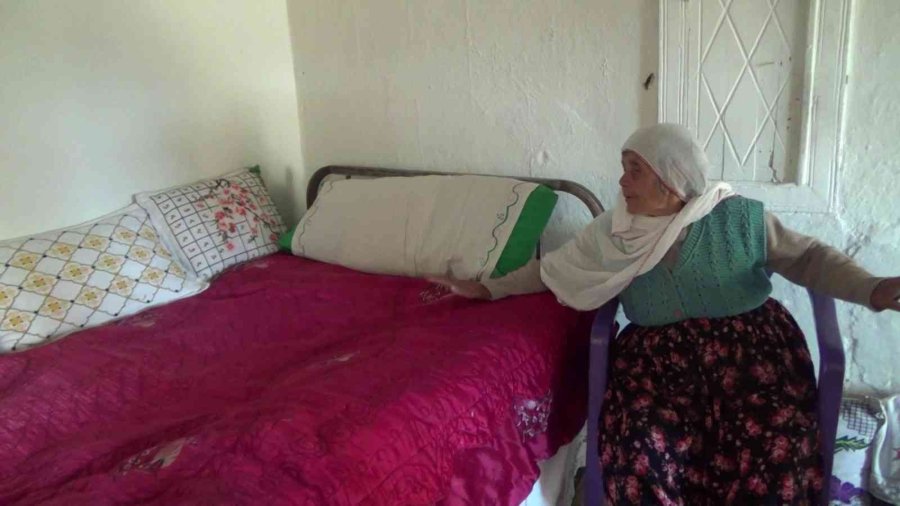 104 Yaşındaki Gülizar Teyzenin Eş Özlemi