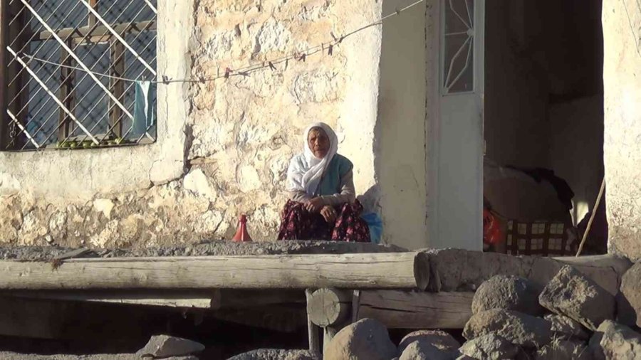 104 Yaşındaki Gülizar Teyzenin Eş Özlemi