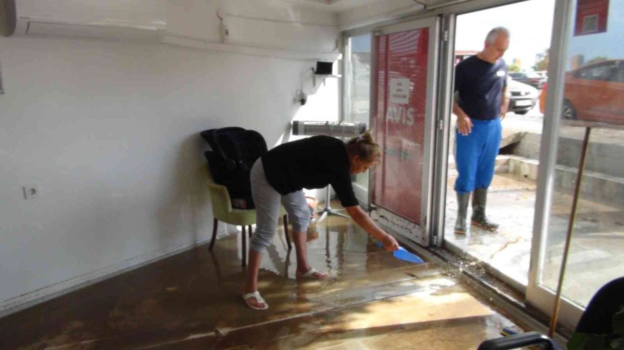 Mersin Silifke’de Yağışla Birlikte Ev Ve İş Yerlerini Su Bastı
