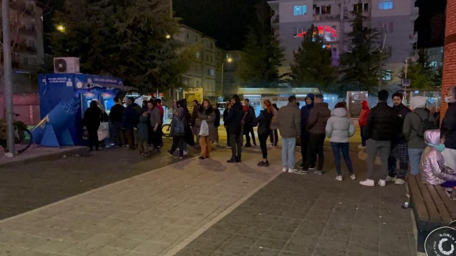 Zam Söylentisi Uzun Kuyruklar Oluşturdu