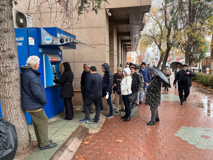 Zam Söylentisi Uzun Kuyruklar Oluşturdu