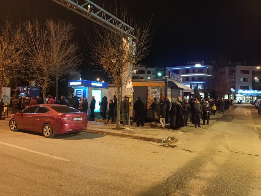 Zam Söylentisi Uzun Kuyruklar Oluşturdu