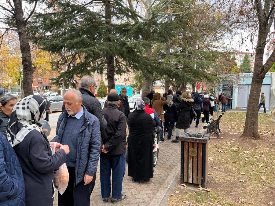 Zam Söylentisi Uzun Kuyruklar Oluşturdu