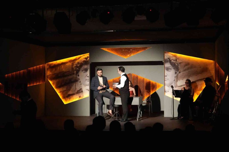 Tarsus Belediyesi Şehir Tiyatrosu, ’çirkin’ Oyununun Prömiyerini Gerçekleştirdi