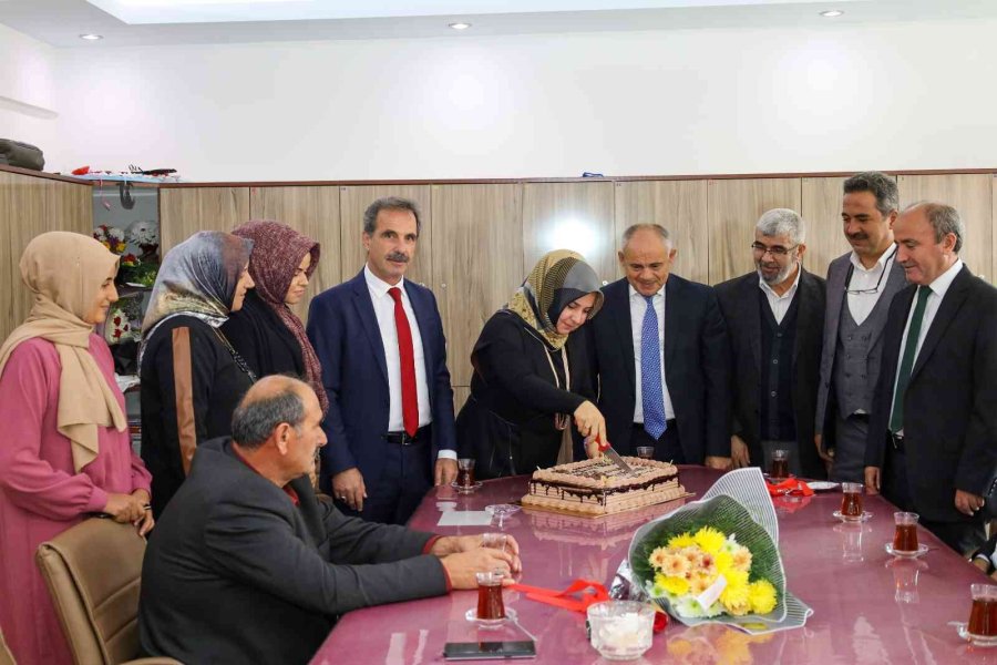 Başkan Öztürk’ten Öğretmenlere Pastalı Kutlama