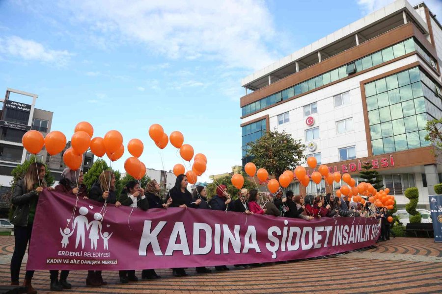 Kadına Şiddete Dikkat Çekmek İçin Yüzlerce Balon Gökyüzüne Bırakıldı