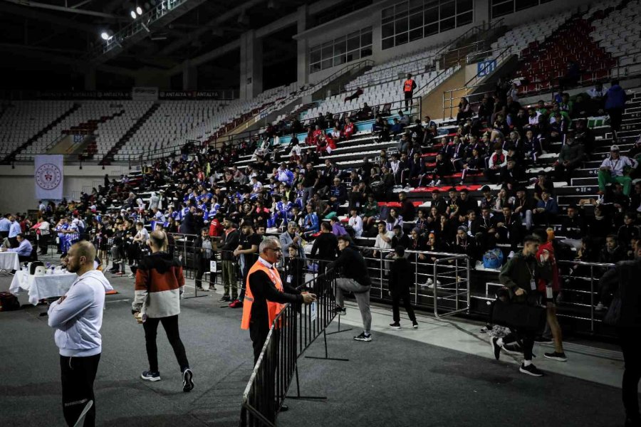 Antalya Muaythai Açık Kupası’nda Minik Sporcular Ümit Verdi