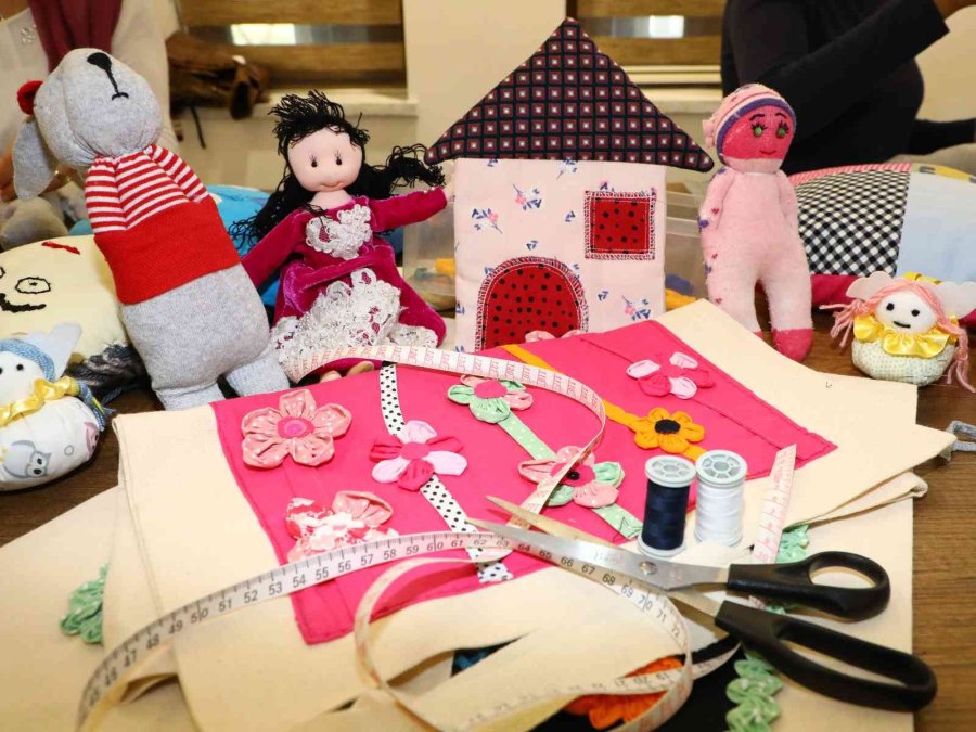 Tekstil Atıklarından Bez Bebek Ve Kıyafet Yaptılar