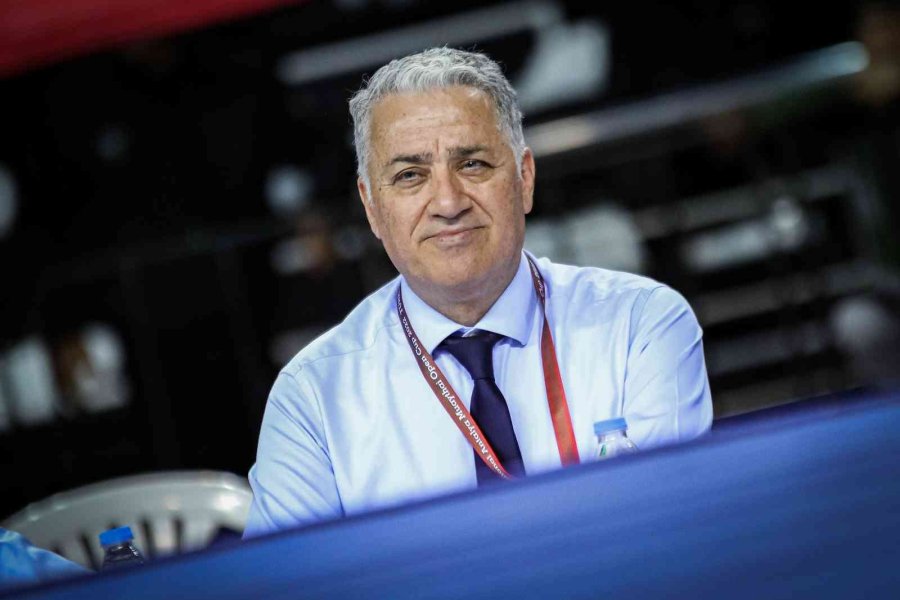 Ortopedi Profesörü, Karşı Çıktığı Spor Dalına Hakem Oldu