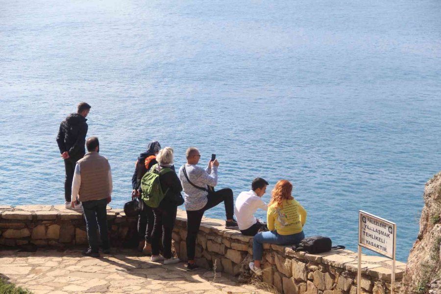 Falezlerde 22 Yaşında Bir Gencin Cesedi Bulundu