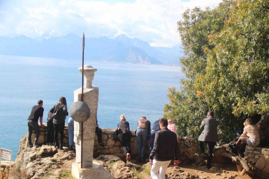 Falezlerde 22 Yaşında Bir Gencin Cesedi Bulundu