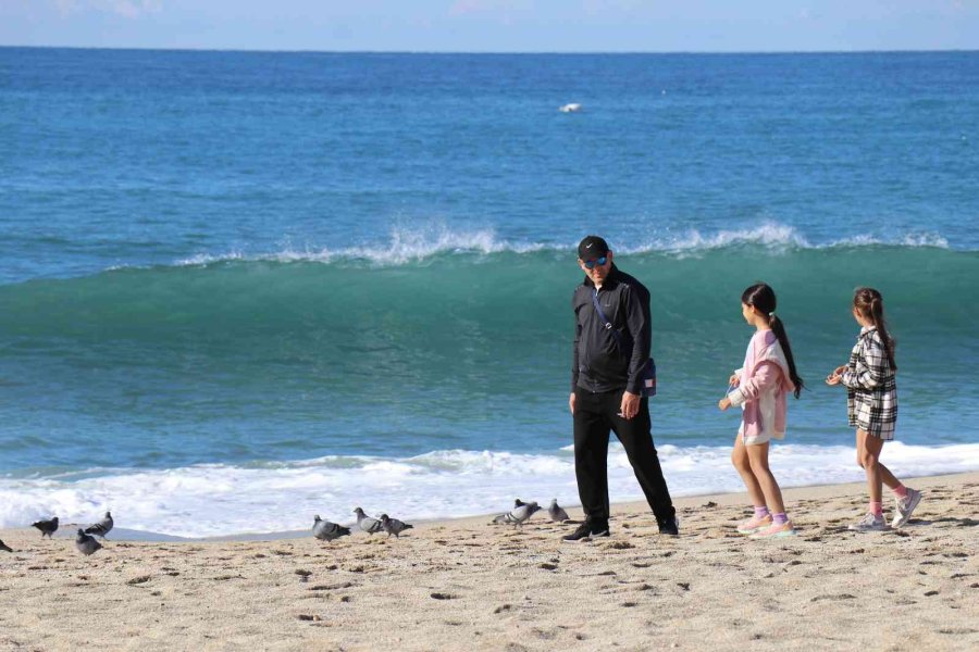 Yağışlı Havaların Ardından Güneşi Gören Plaja Geldi